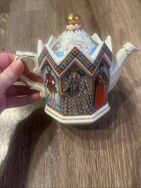 Vintage James Sadler Queen Elizabeth teapot from Minster Historical series